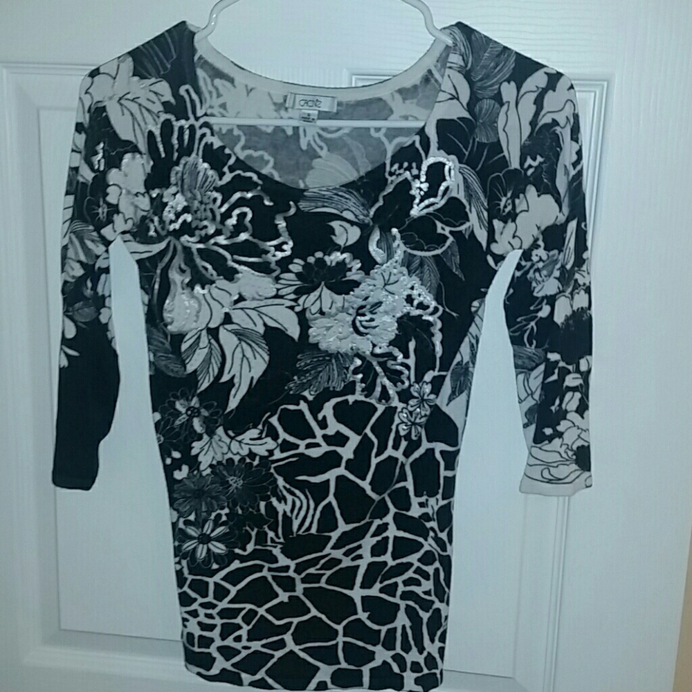Cache floral black and white sweater